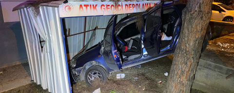 Bursa'da kontrolden çıkan araç apartmanın bahçesine uçtu