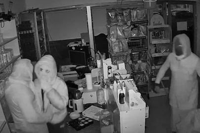 Polise yakalanmamak için kadın kılığına girdiler