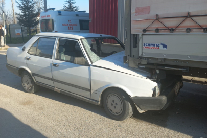 Kontrolden çıkan otomobil park halindeki tırın altına girdi: 1 yaralı