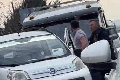 Bursa’da trafikte yol verme kavgası: Tekmelerle saldırdı