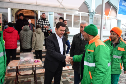 Başkan Aydın bayram namazı sonrası vatandaşlarla bayramlaştı