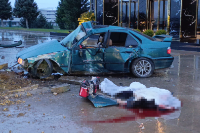 Otomobil reklam panosuna çarptı: 1 ölü, 2 yaralı