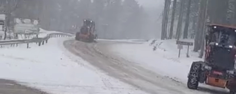 Uludağ’da bayramda kar sürprizi: Yollar beyaza büründü