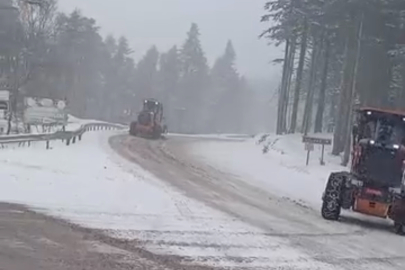 Uludağ’da bayramda kar sürprizi: Yollar beyaza büründü