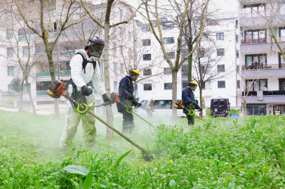 Osmangazi’de bahar hazırlığı: Yabani ot temizliği başladı