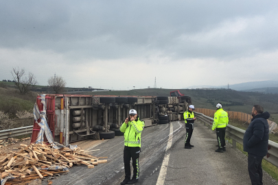 Yalova-Bursa kara yolunda tır devrildi: Yol ulaşıma kapandı