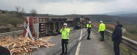 Yalova-Bursa kara yolunda tır devrildi: Yol ulaşıma kapandı