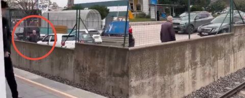 Yolunu kaybeden yaşlı adam trafikte tehlike saçtı