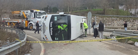 İşçi servisi devrildi: 1 ölü, 20 yaralı