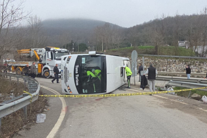 İşçi servisi devrildi: 1 ölü, 20 yaralı