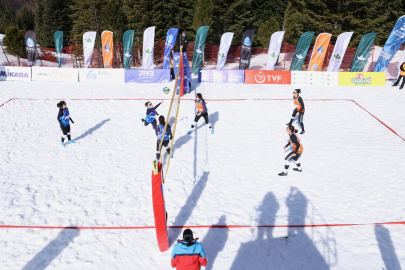 Uludağ’da kar voleybolu heyecanı başladı