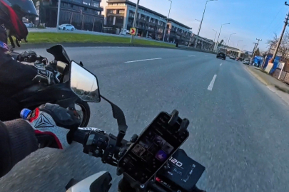 Bursa'da motosikletler çarpıştı! Bir anda şerit değiştirince...