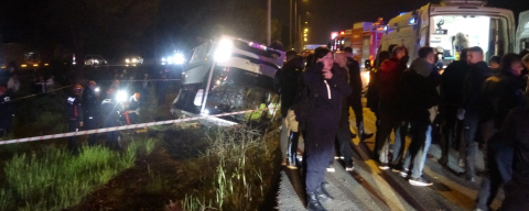 Ceza İnfaz Kurumu'nun servis aracı devrildi: 16 yaralı