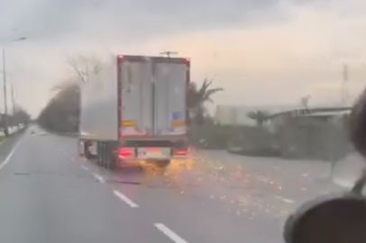 Trafikte korku dolu anlar! Direği deviren TIR olay yerinden kaçtı