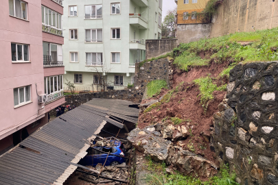 Bursa'da yağışla toprak kaydı, istinat duvarı çöktü! Araçlar enkaz altında kaldı
