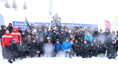 Uludağ’da kar voleybolu rüzgarı: Türkiye Kadın Takımı zirvede