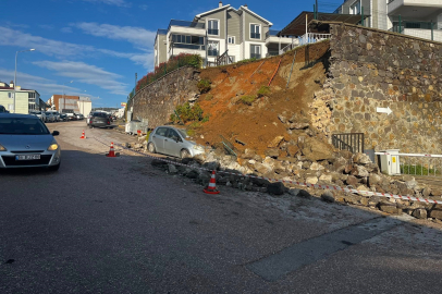 Bursa'da yağmura dayanamayan istinat duvarı çöktü