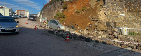 Bursa'da yağmura dayanamayan istinat duvarı çöktü