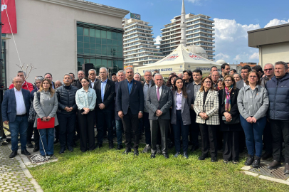 Başkan Bozbey'in tutuklanmasının ardından Bursalılar belediye binası önünde toplandı
