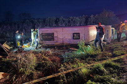 Yolcu minibüsü devrildi! Ölü ve yaralılar var
