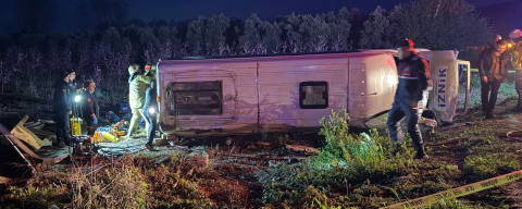 Yolcu minibüsü devrildi! Ölü ve yaralılar var