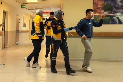 Kesim makinesinden fırlayan parça işçinin gözüne saplandı