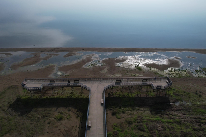 İznik Gölü'nde korkutan görüntü! İskele karada kaldı