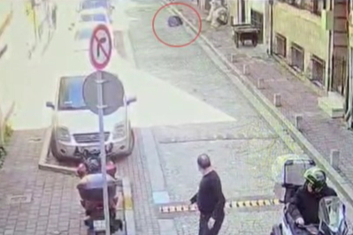 Kendini ateşe verdi, can havliyle çıktığı balkondan aşağı düştü