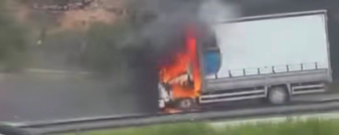 Seyir halindeki kamyon alev alev yandı