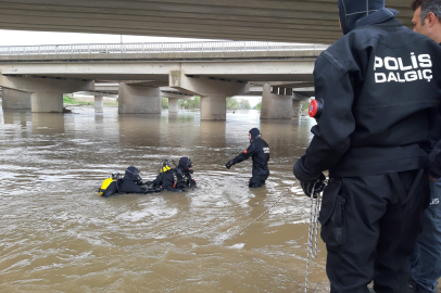 Yağmurdan yükselen dere yaşlı adamı aracıyla birlikte yuttu
