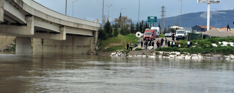 Yağmurdan yükselen dere yaşlı adamı aracıyla birlikte yuttu