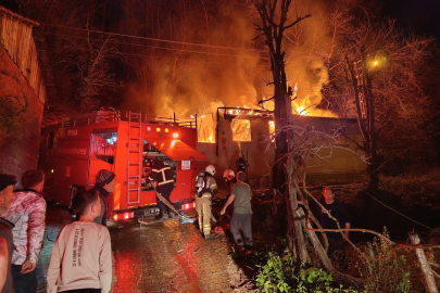 Bursa'da tek katlı ev alev alev yandı