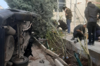 Drift atan sürücü kaldırımda yürüyen öğrencilere çarptı: 2 yaralı