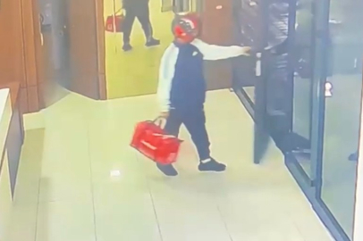 Kurye kılığıyla girdiler, silahla alıkoyup gasp ettiler! Özel Harekat kapıları koçbaşıyla kırdı