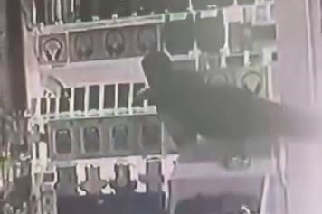 Masanın üstüne çıkıp vitrindeki telefonları çalarak kaçtı