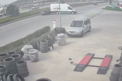 Sürücüsüz minibüs yola çıkıp araçların arasına daldı