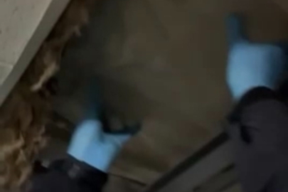 Tavan arasına sakladıkları uyuşturucuyu polis tek tek ortaya çıkardı