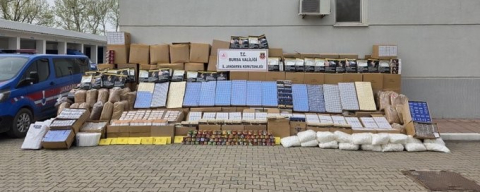 Bursa’da kaçak tütün baskını: Depolardan servet çıktı