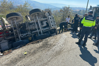 Beton mikseri şarampole yuvarlandı