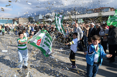 Bursaspor'un şampiyonluk coşkusu meydanlara taştı