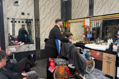 Motosikleti berber koltuğuna dönüştürdü! Sıraya girdiler