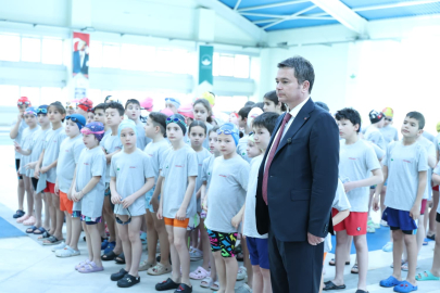 Osmangazi’de minik yüzücüler 23 Nisan coşkusuyla yarıştı