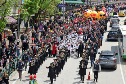 23 Nisan coşkusu Bursa sokaklarını sardı