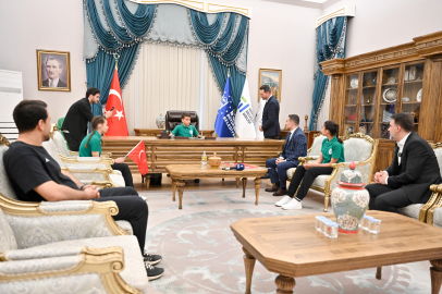 Bursa Büyükşehir’de 23 Nisan geleneği: Başkanlık koltuğu çocuklara devredildi