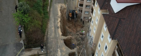Bursa’da istinat duvarı çöktü! Balkonlar yıkıldı, araçlar enkaz altında