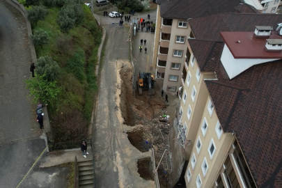 Bursa’da istinat duvarı çöktü! Balkonlar yıkıldı, araçlar enkaz altında
