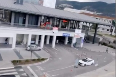 Osmangazi’de kapalı oto pazarı alıcı ve satıcıları buluşturuyor