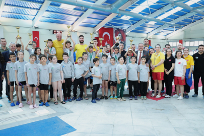 Osmangazi’de Yüzme Şenliği: Çocuklar havuzda yarıştı