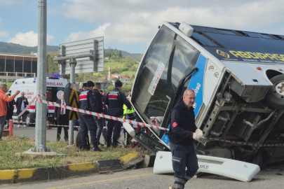 Halk otobüsü otomobilin üzerine devrildi: 44 yaralı