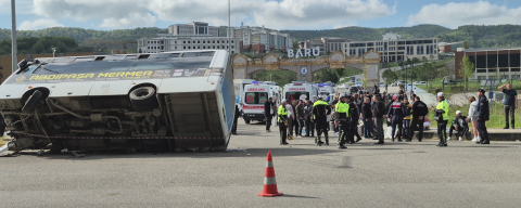 Halk otobüsü otomobilin üzerine devrildi: 44 yaralı